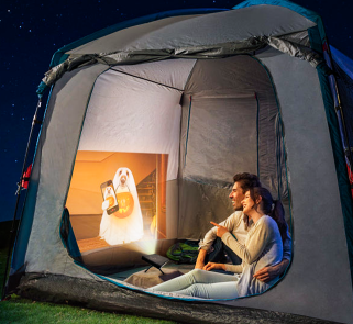 Faites du camping ensemble ! Apportez votre mini-projecteur